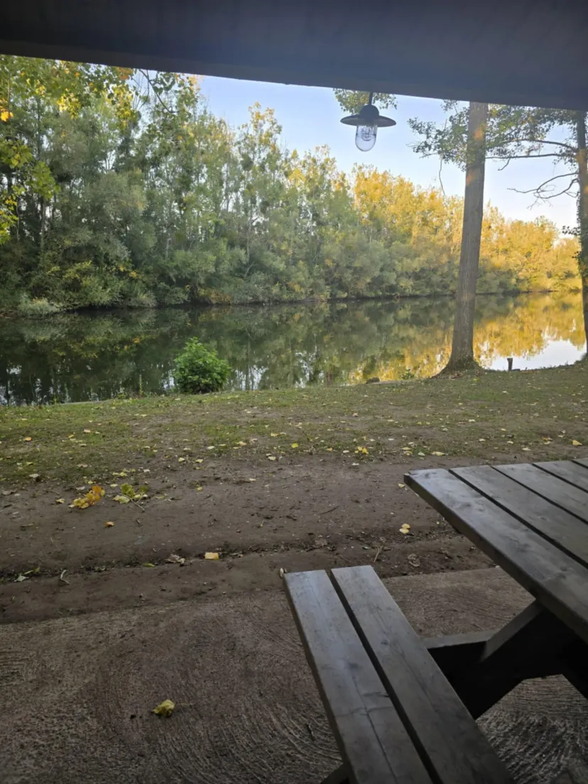 Hébergement pour 2 personnes en Hauts-de-France, en bord d’un étang riche en carpes