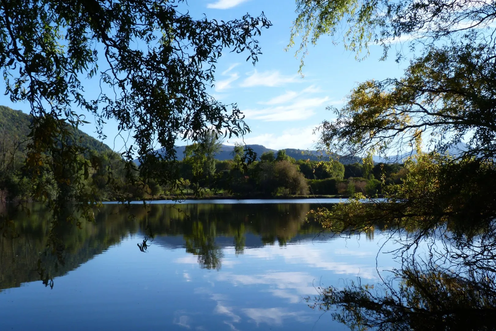 Gîte en bord de lac dans les Pyrénées avec jardin et vue montagne