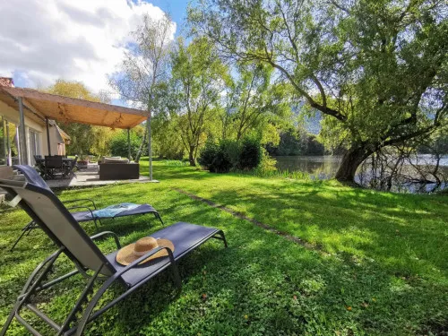 Gîte en bord de lac dans les Pyrénées avec jardin et vue montagne