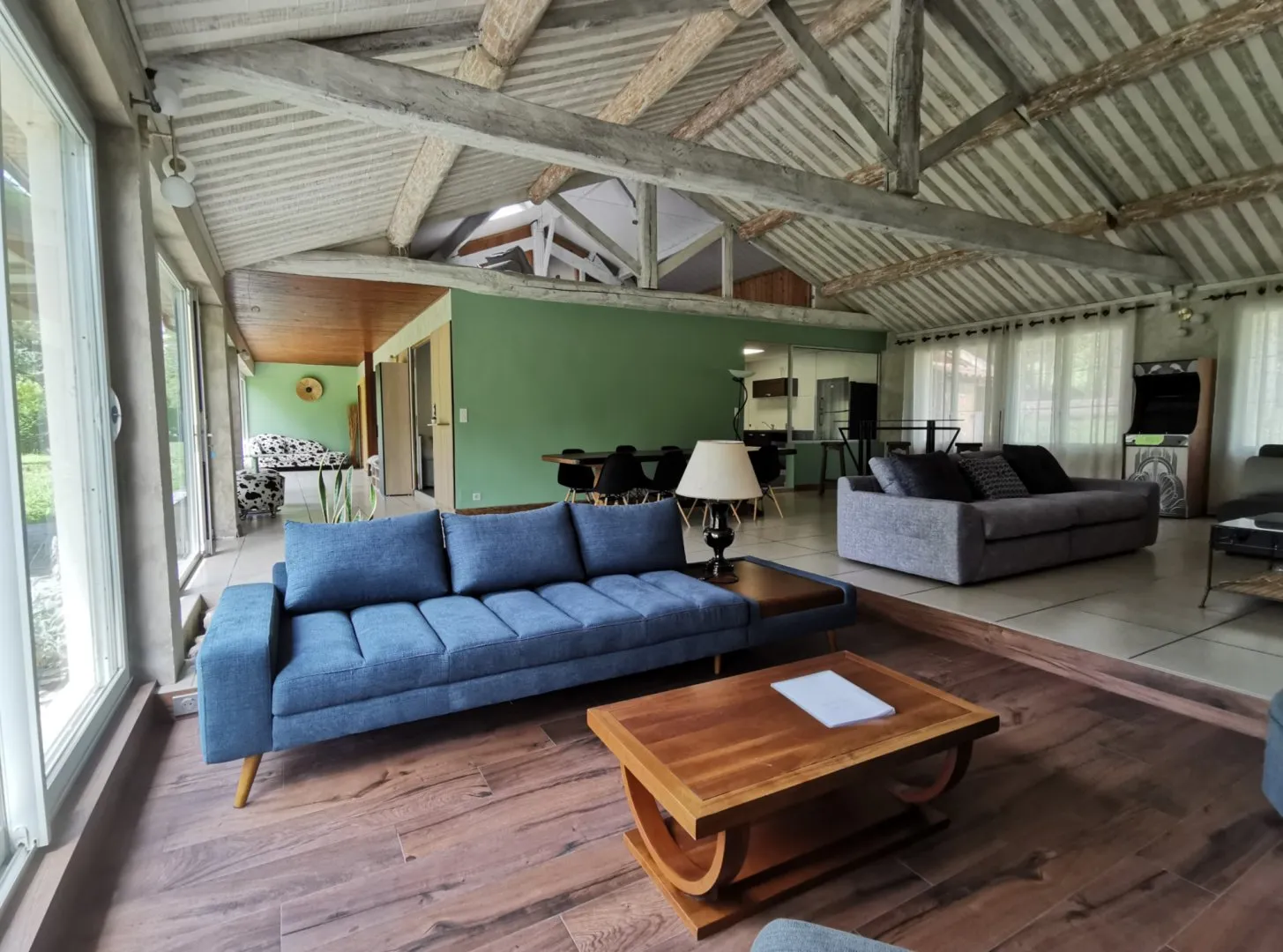Gîte en bord de lac dans les Pyrénées avec jardin et vue montagne
