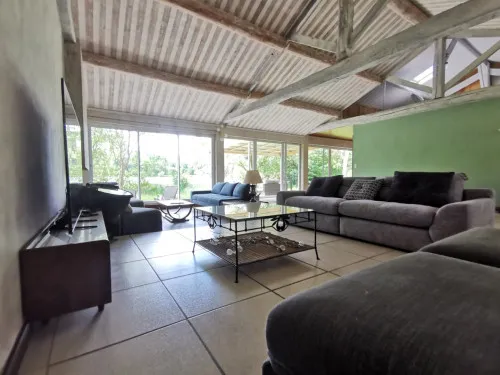 Gîte en bord de lac dans les Pyrénées avec jardin et vue montagne