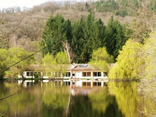 Gîte en bord de lac dans les Pyrénées avec jardin et vue montagne