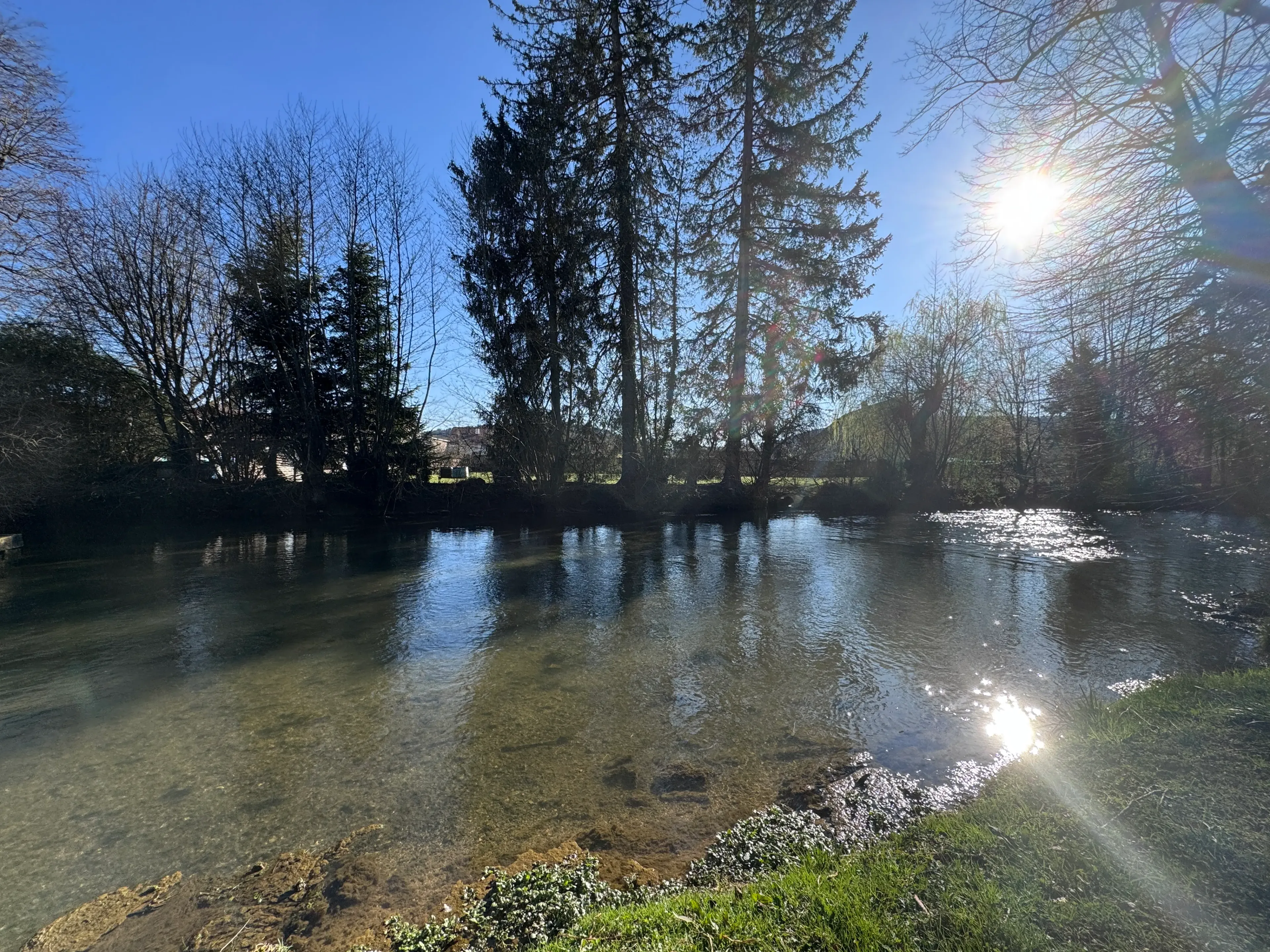 Suite avec baignoire îlot au bord d'une rivière en Champagne-Ardenne