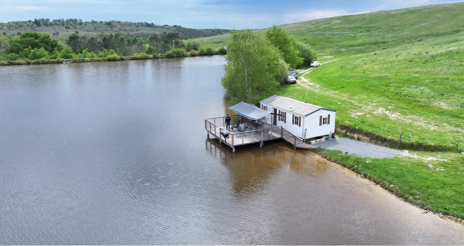 Étang de 3,5 ha avec mobile-home 6 personnes et de gros spécimens
