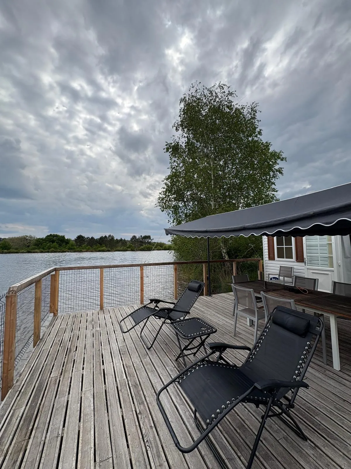 Étang de 3,5 ha avec mobile-home 6 personnes et de gros spécimens