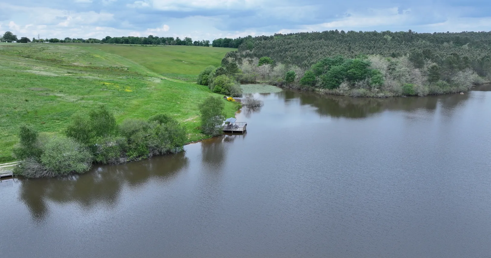 Étang de 3,5 ha avec mobile-home 6 personnes et de gros spécimens