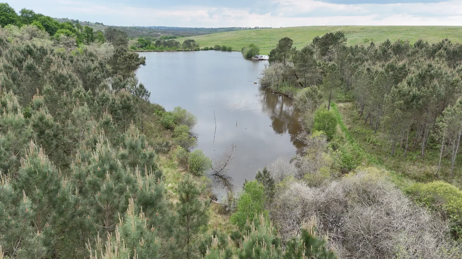 Étang de 3,5 ha avec mobile-home 6 personnes et de gros spécimens