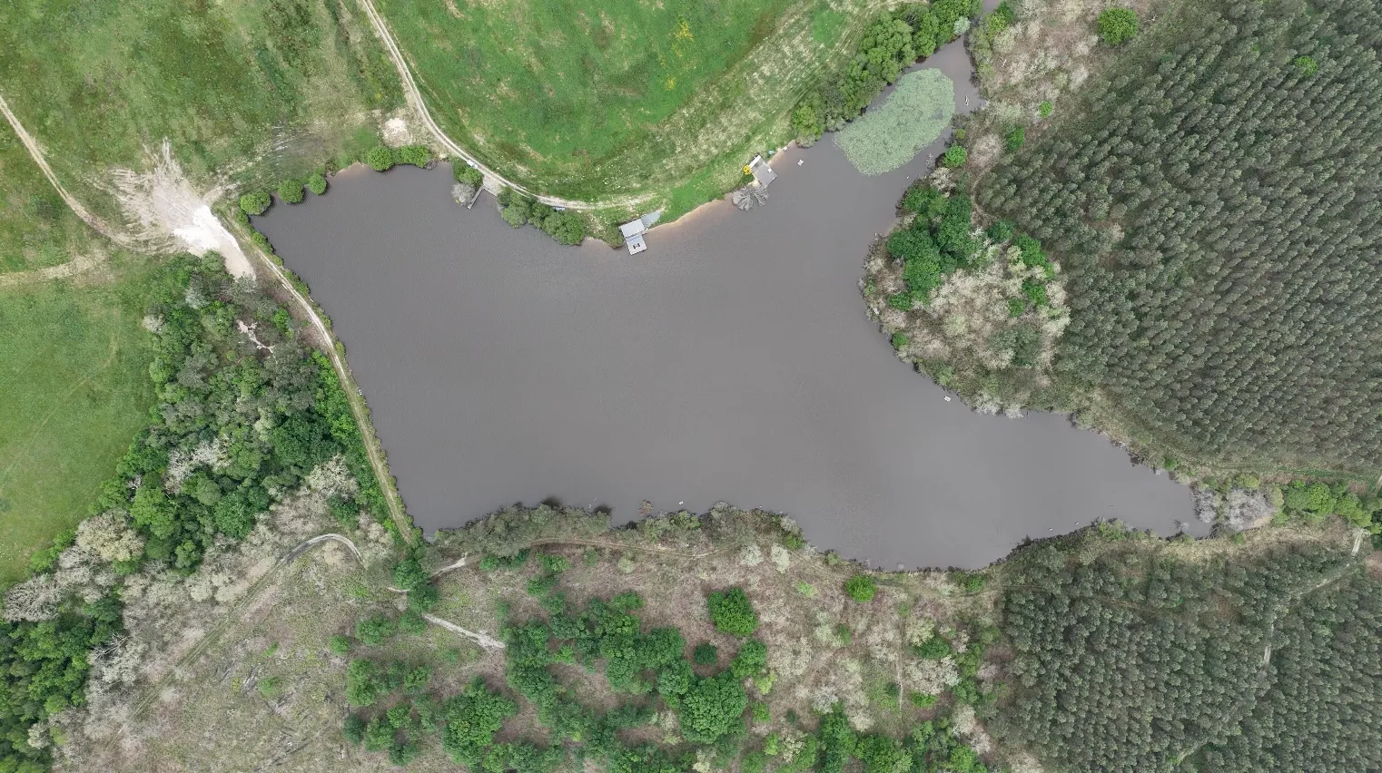 Étang de 3,5 ha avec mobile-home 6 personnes et de gros spécimens