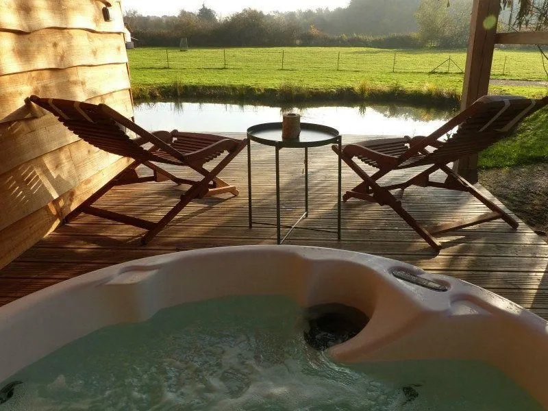 Cabane romantique avec jacuzzy au bord d’un petit étang