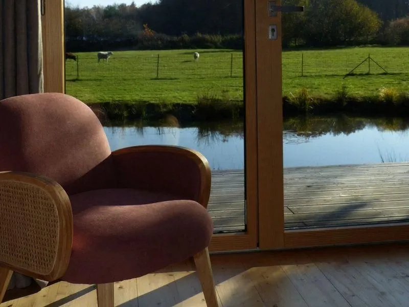 Cabane romantique avec jacuzzy au bord d’un petit étang