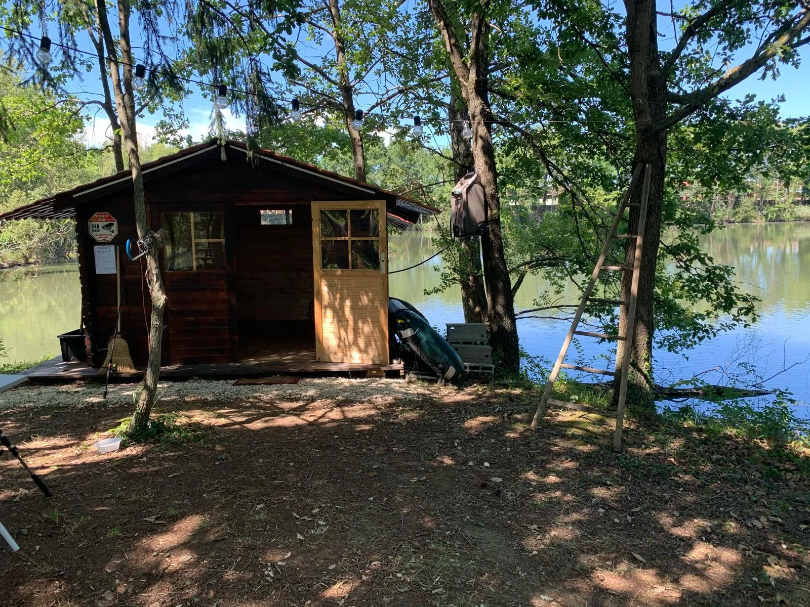 Cabane isolée tout équipée au bord d’un lac privé en Occitanie