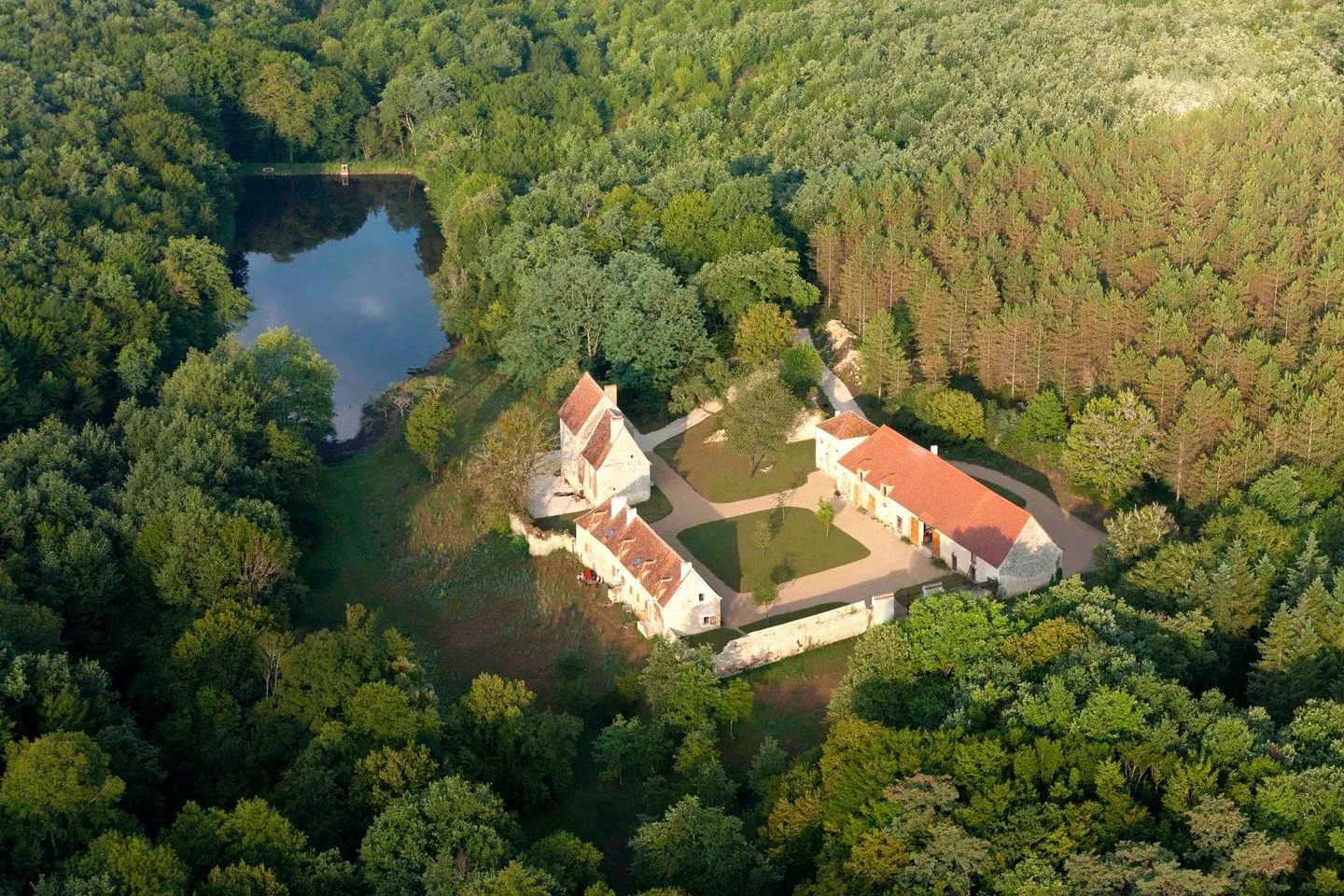 Gite en pleine nature avec spa et piscine / AB