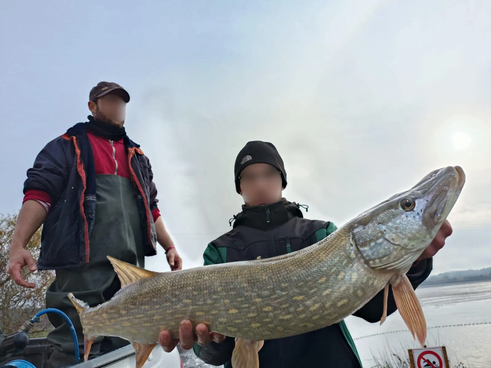 Étang de 25 ha pour une journée de pêche inoubliable