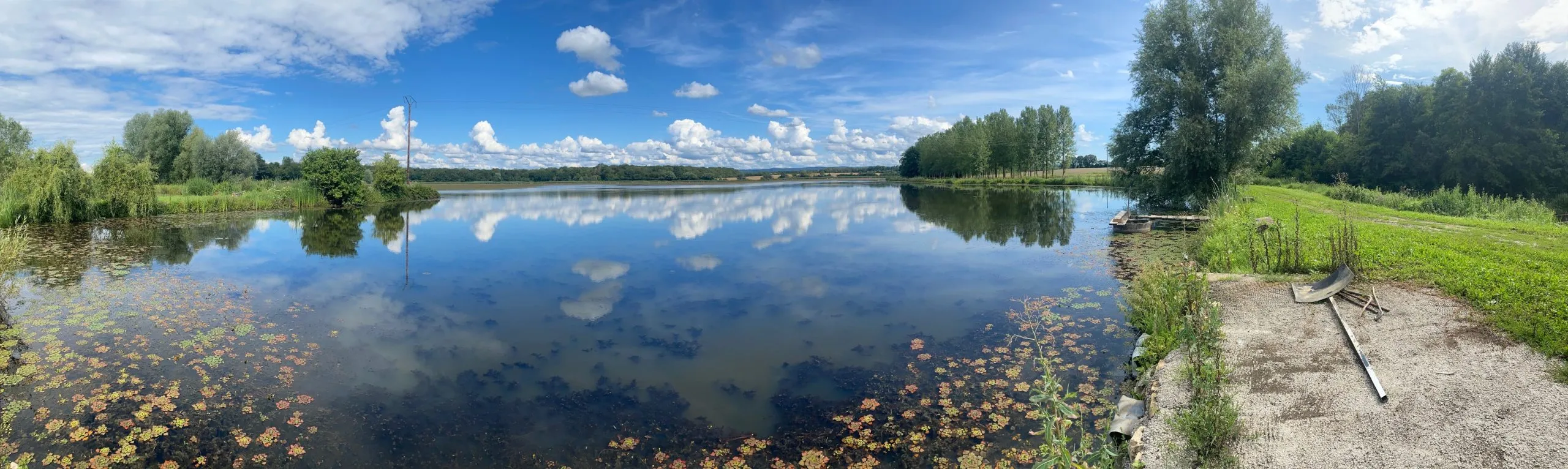 Étang de 25 ha pour une journée de pêche inoubliable