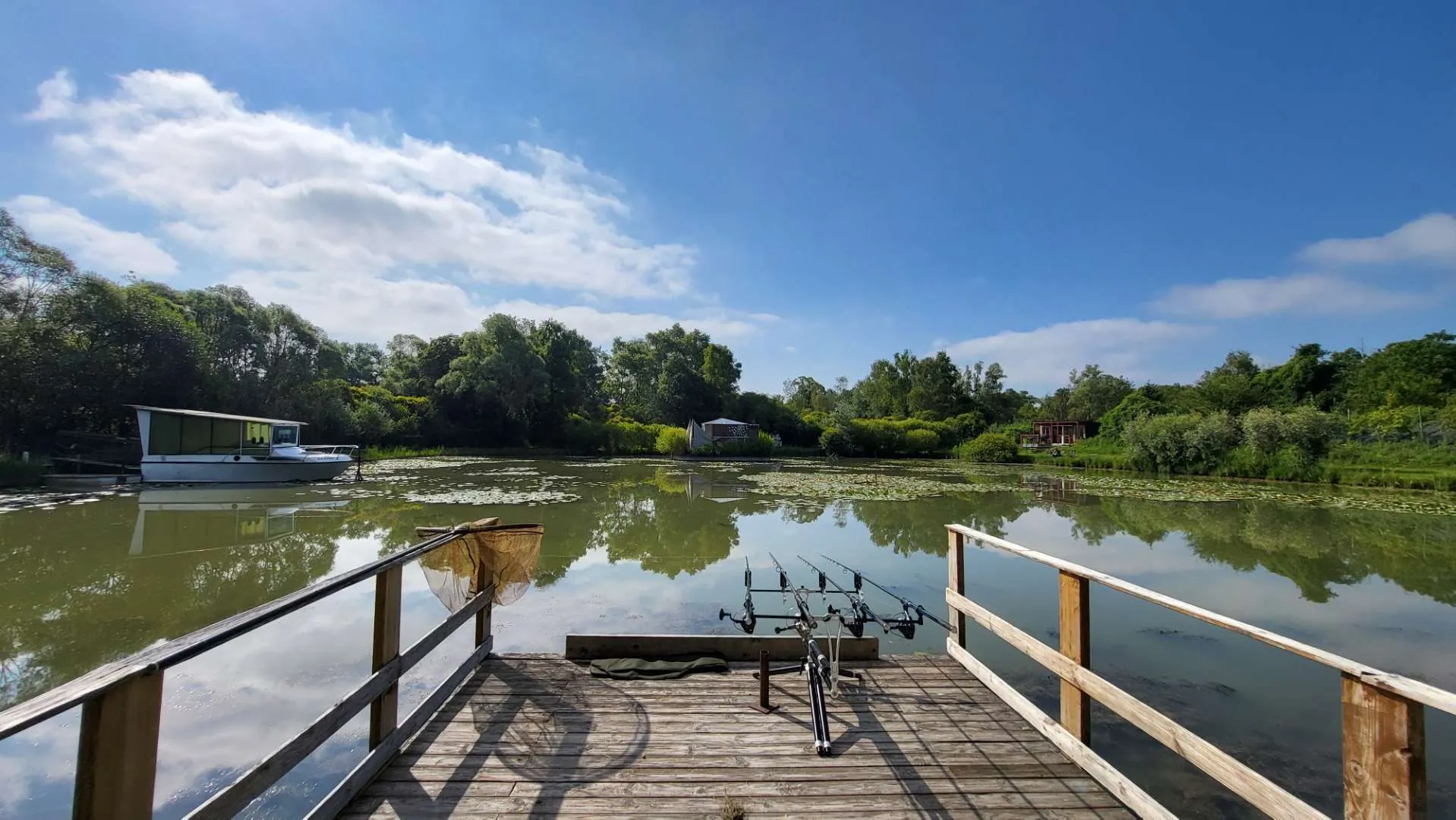 Maison rénovée en bord d’un étang dans un domaine insolite