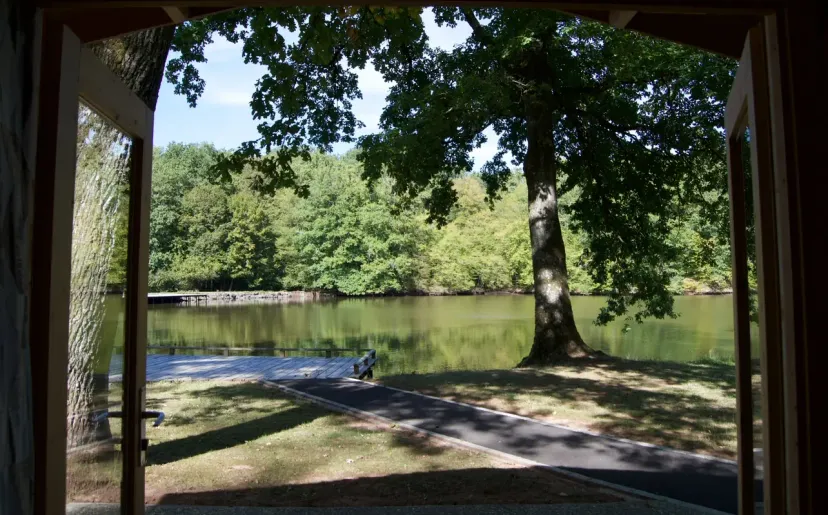 Cabane on shore at the edge of a private pond of 9.88 ac in Franche-Comté