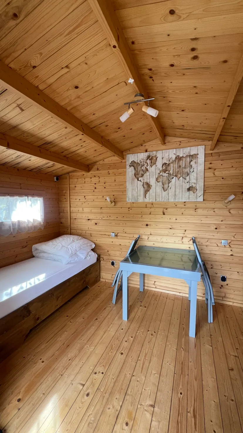 Cabane on shore at the edge of a private pond of 9.88 ac in Franche-Comté