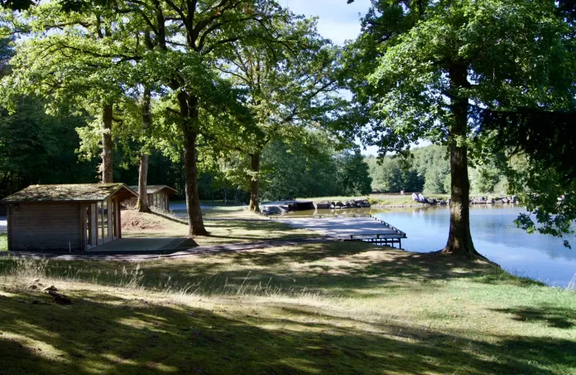 Cabane on shore at the edge of a private pond of 9.88 ac in Franche-Comté