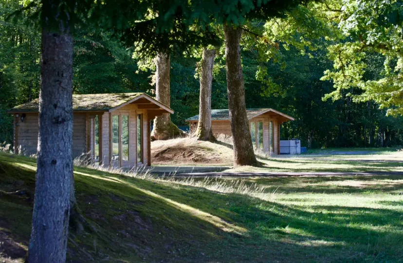 Cabane on shore at the edge of a private pond of 9.88 ac in Franche-Comté