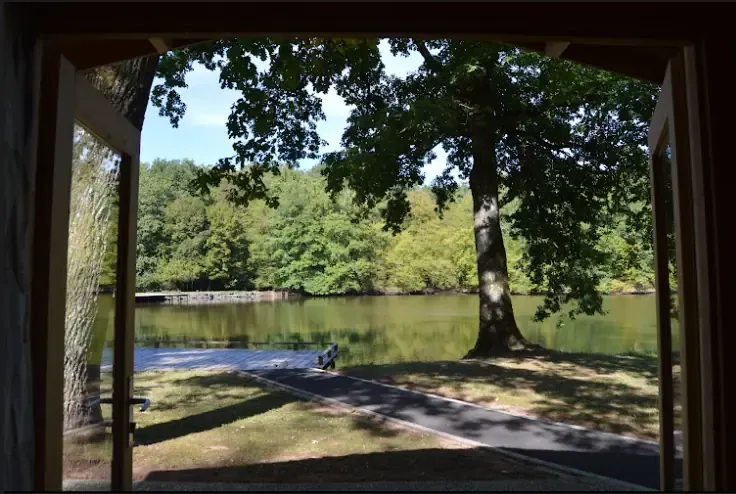 Cabane on shore at the edge of a private pond of 9.88 ac in Franche-Comté