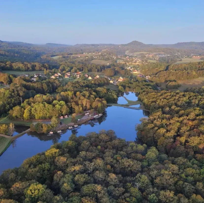 Cabane on shore at the edge of a private pond of 9.88 ac in Franche-Comté
