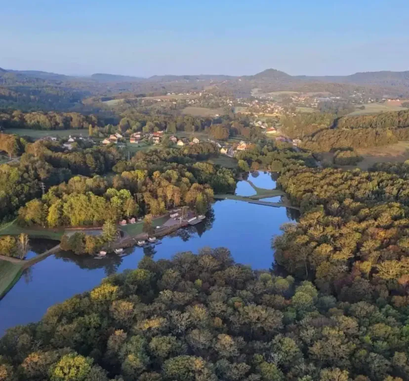 Fishing cabin 2 by a private pond of 9.88 ac in Franche-Comté