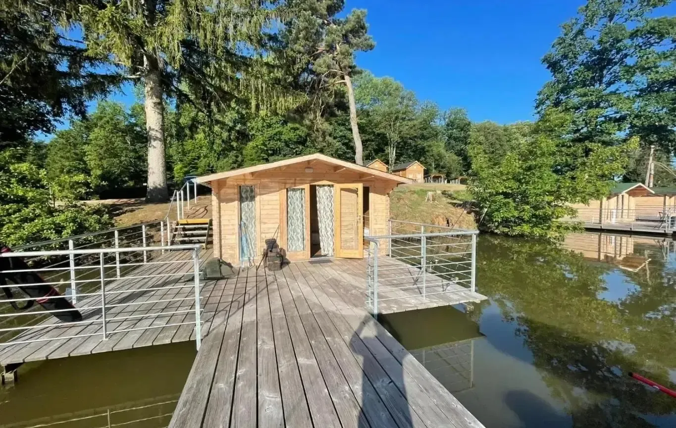 Fishing cabin 2 by a private pond of 9.88 ac in Franche-Comté