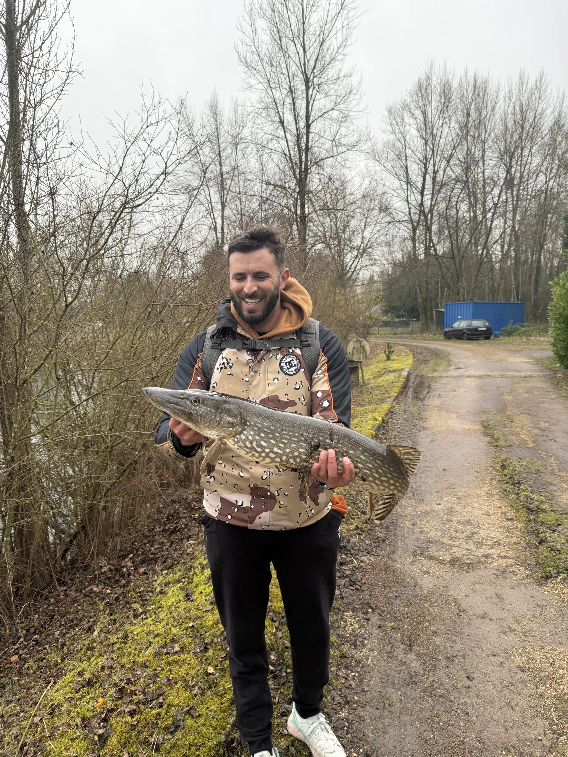 Private closed pond from 7.41 ac to 1h from Paris with lodge, showers, toilets and large country tables