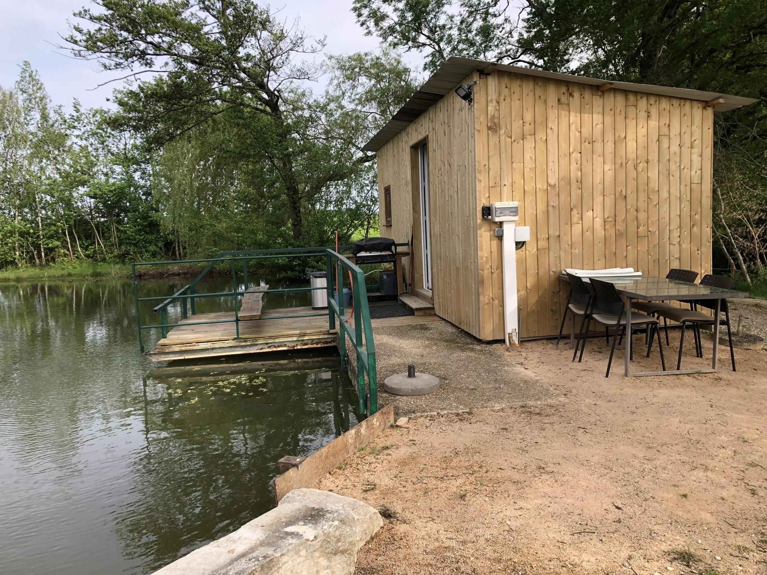 Cabane insolite avec plan d’eau au cœur de la Dombes