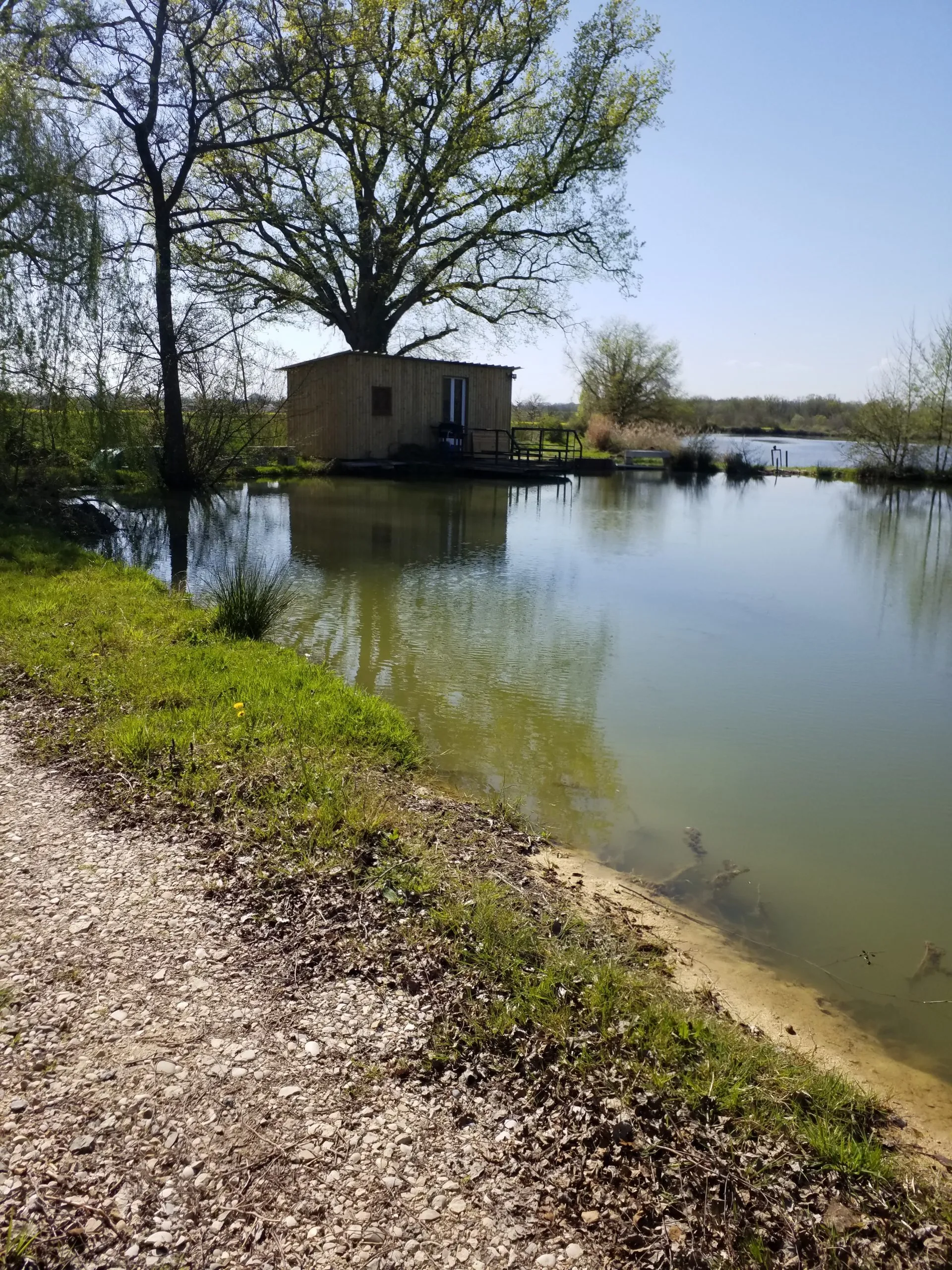 Cabane insolite avec plan d’eau au cœur de la Dombes