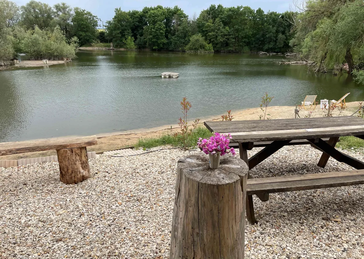 Étang de pêche privatisé pour avec plage et île - 2.8 ha