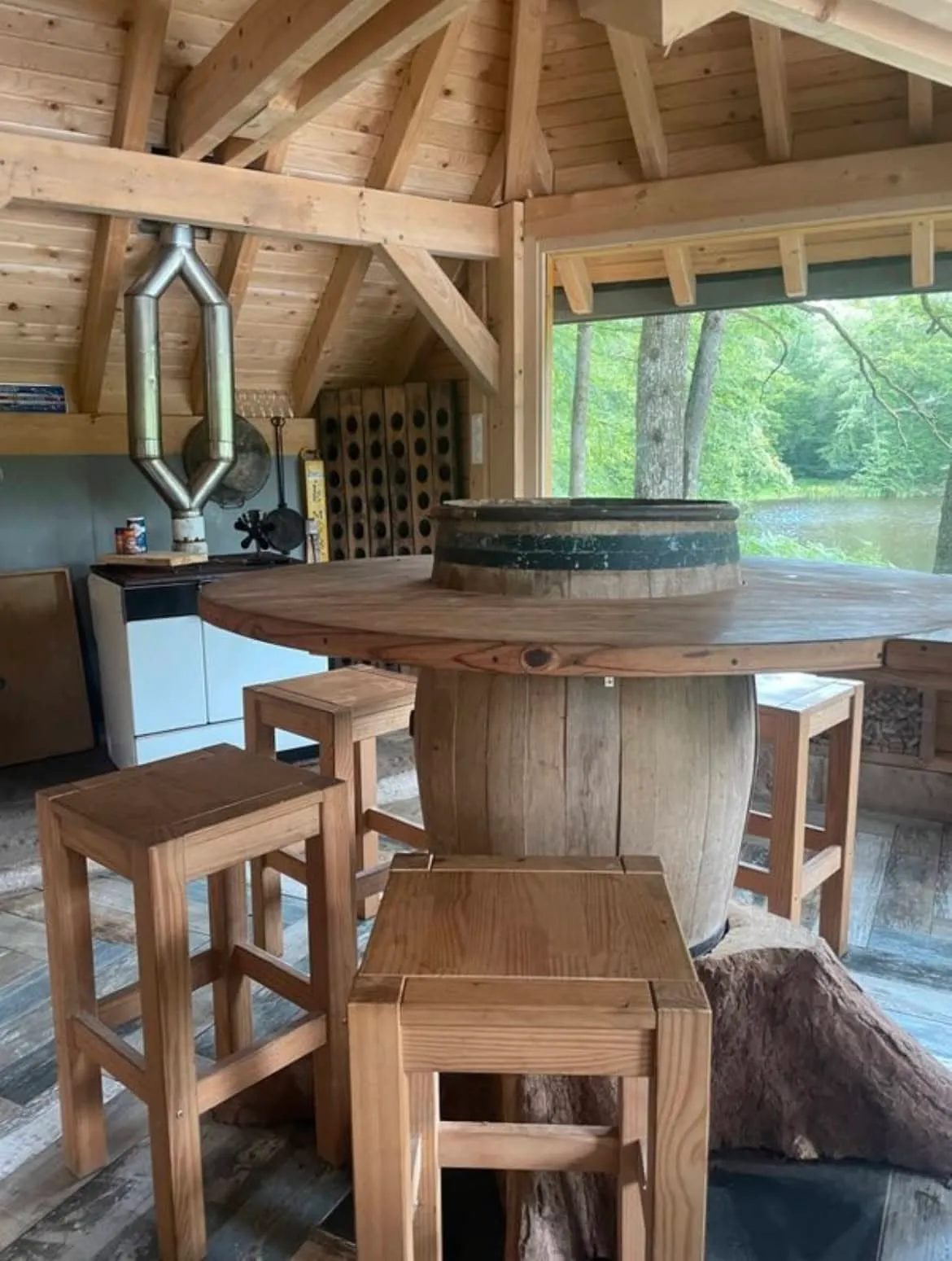 Étang au milieu de la forêt avec chalet