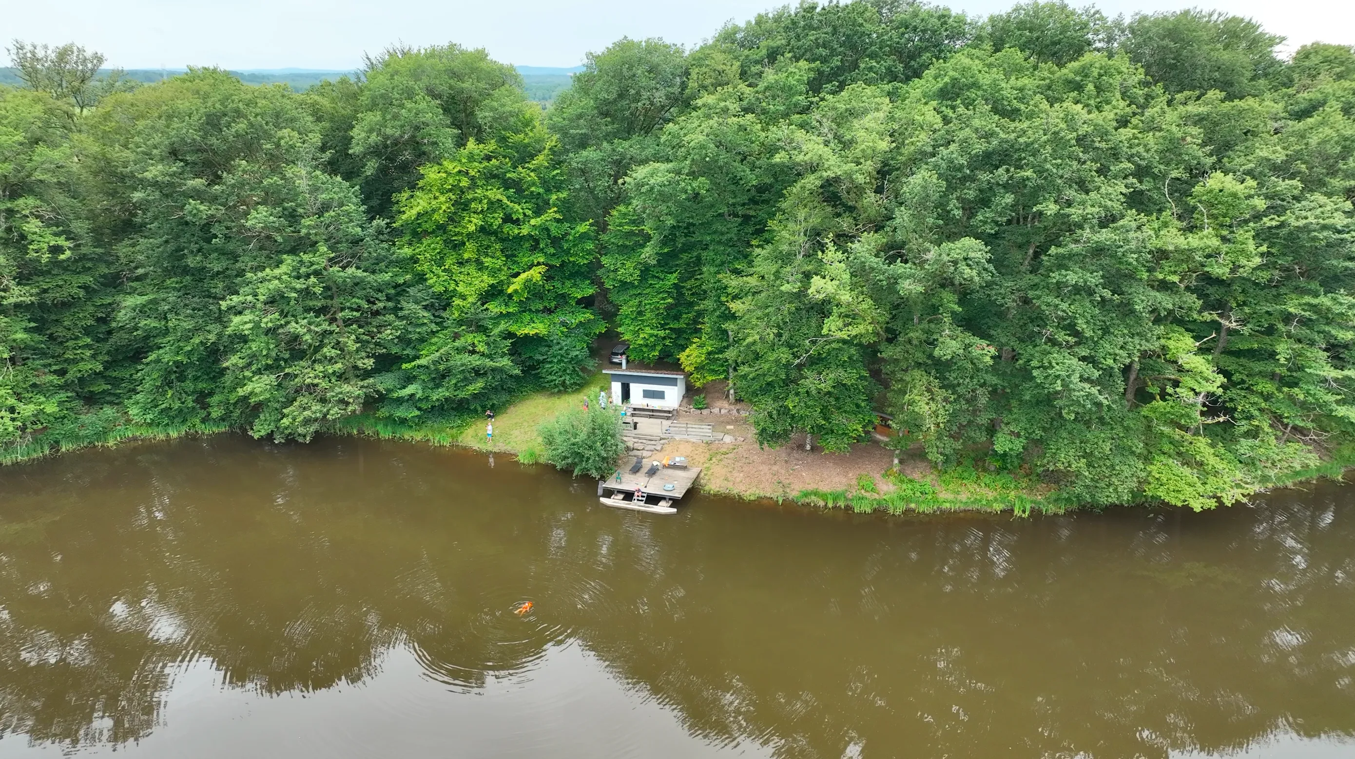 Étang au milieu de la forêt avec chalet