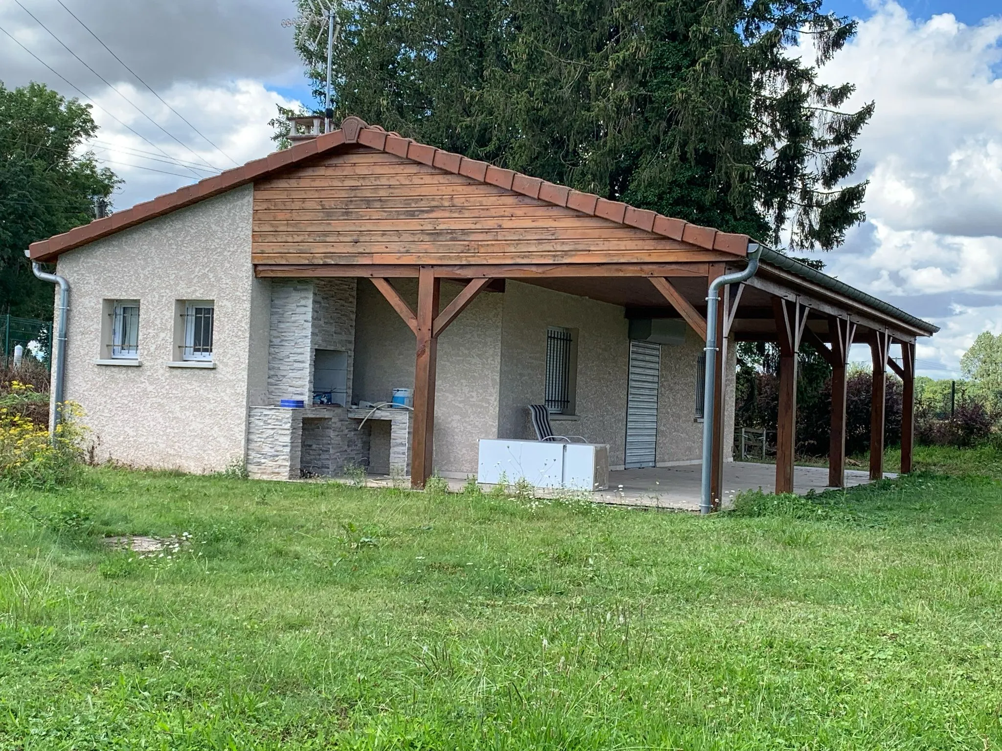 Étang sauvage de 2,7 ha avec maison tout équipée – Spot idéal pour les amateurs de carnassiers en fl