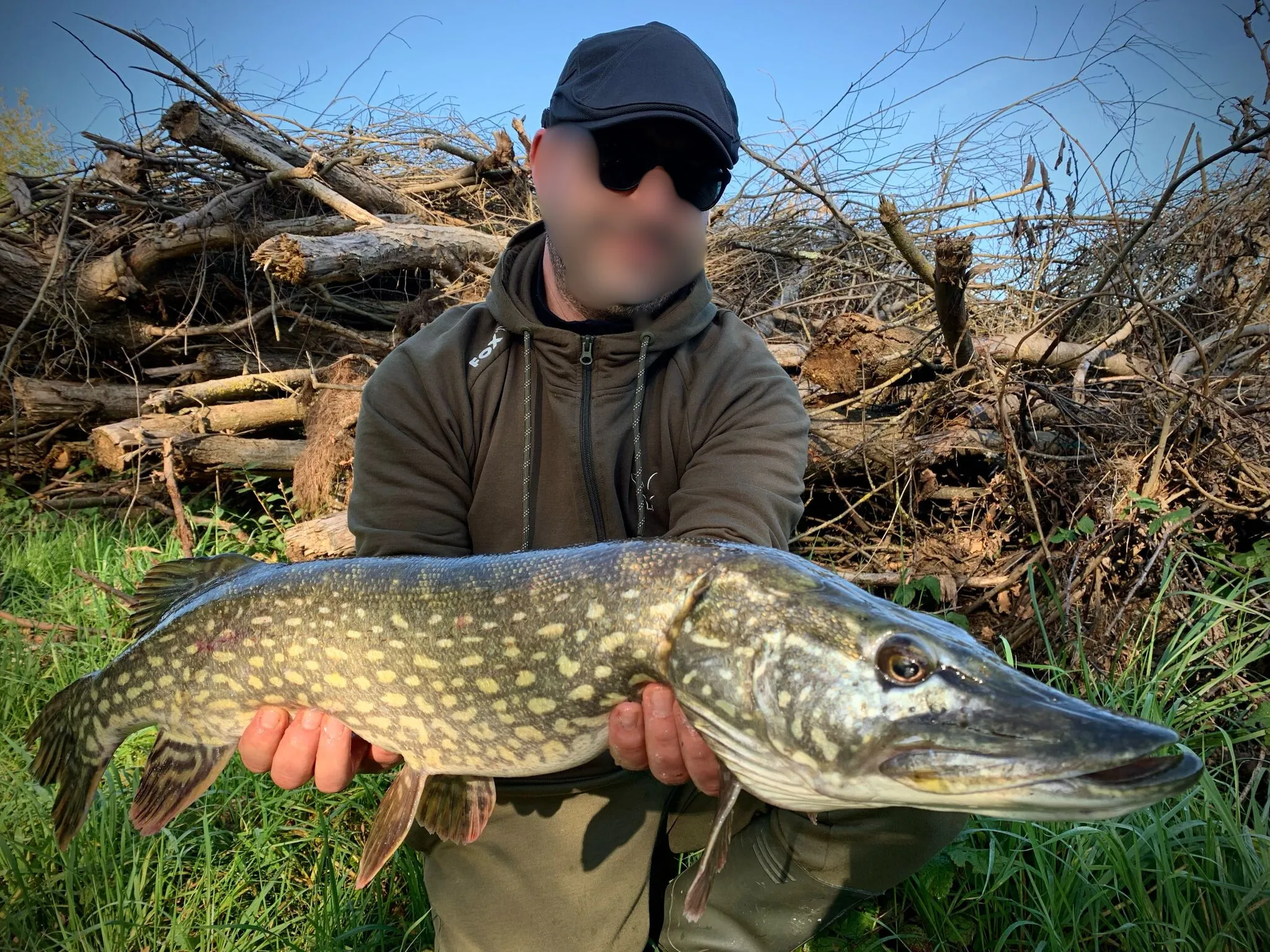 Étang sauvage de 2,7 ha avec maison tout équipée – Spot idéal pour les amateurs de carnassiers en fl