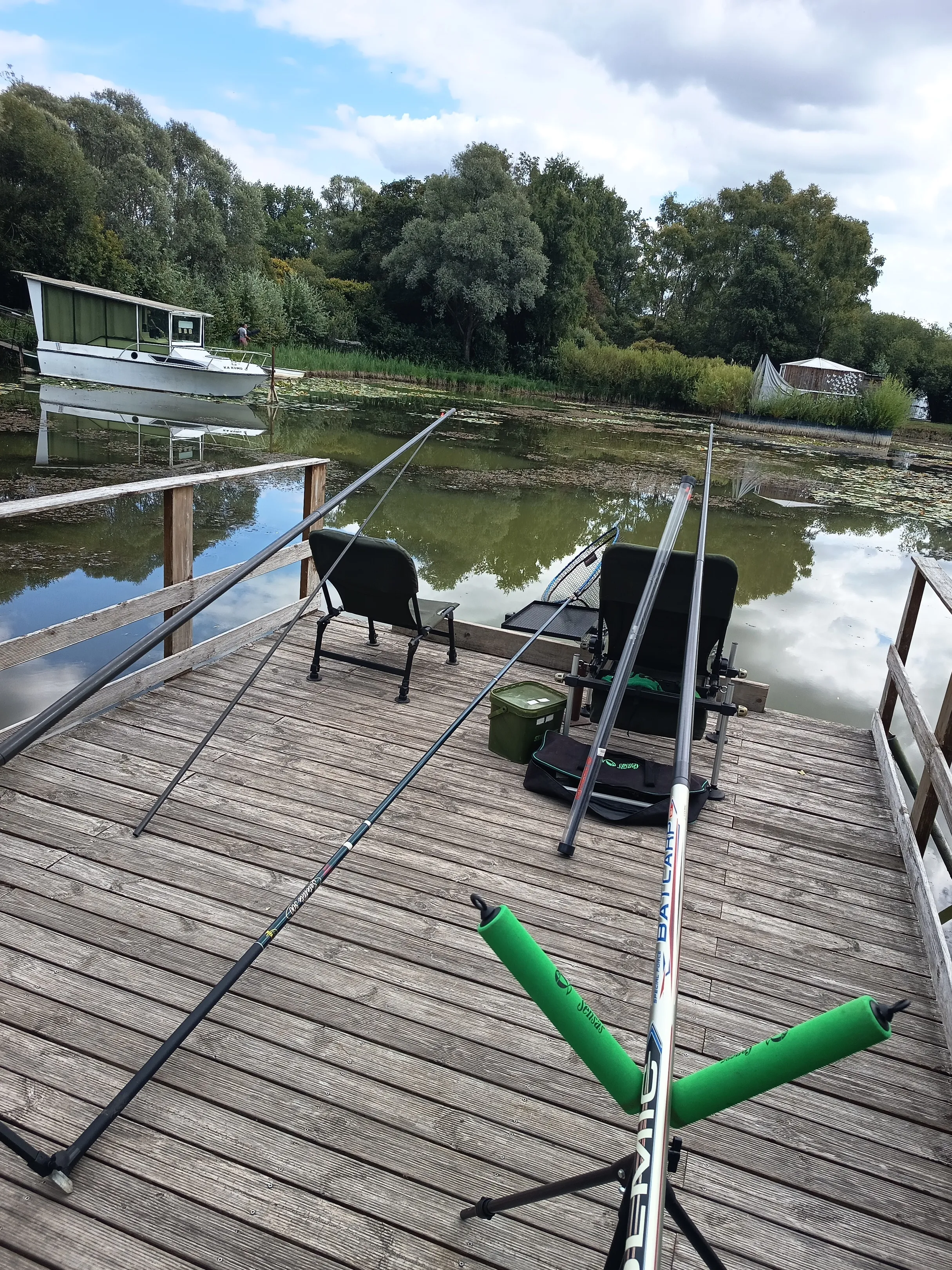 Maison rénovée en bord d’un étang dans un domaine insolite