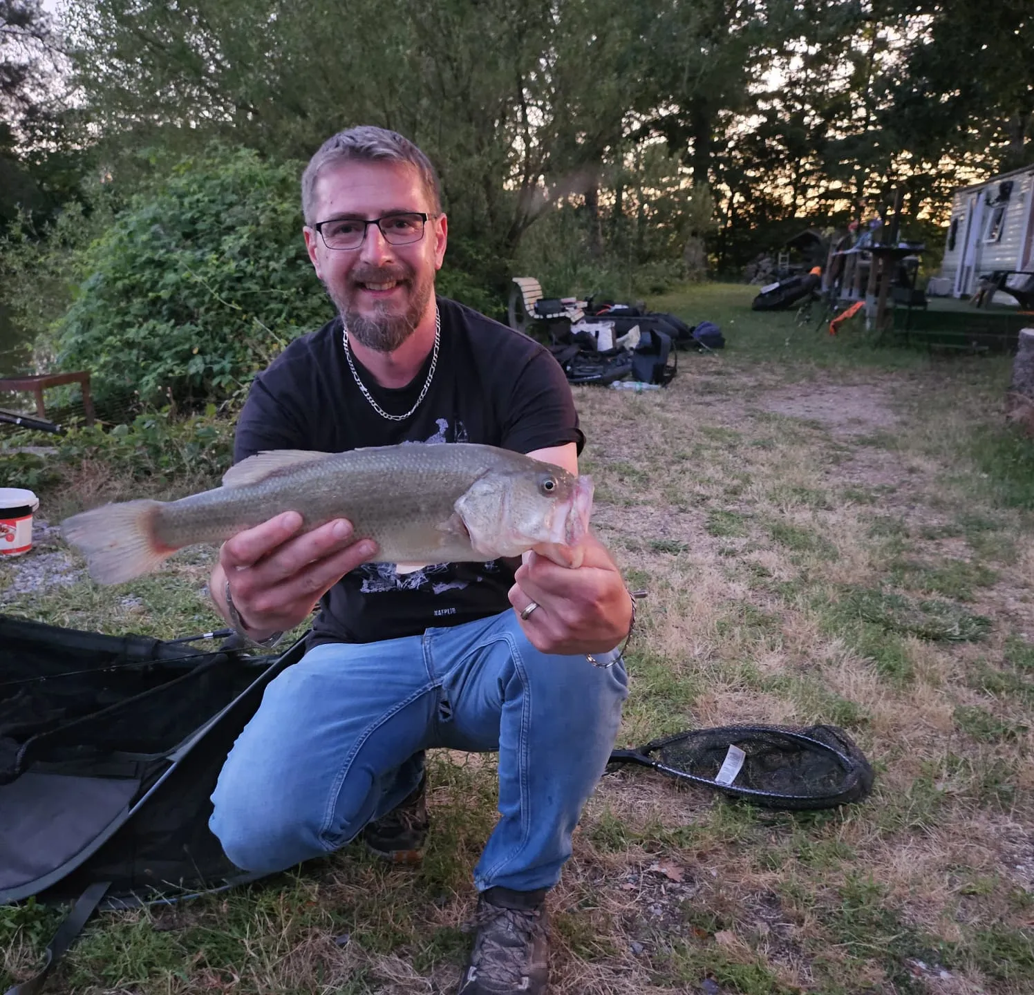 Etang de 6.18 ac with his mobile home in Saône-et-Loire