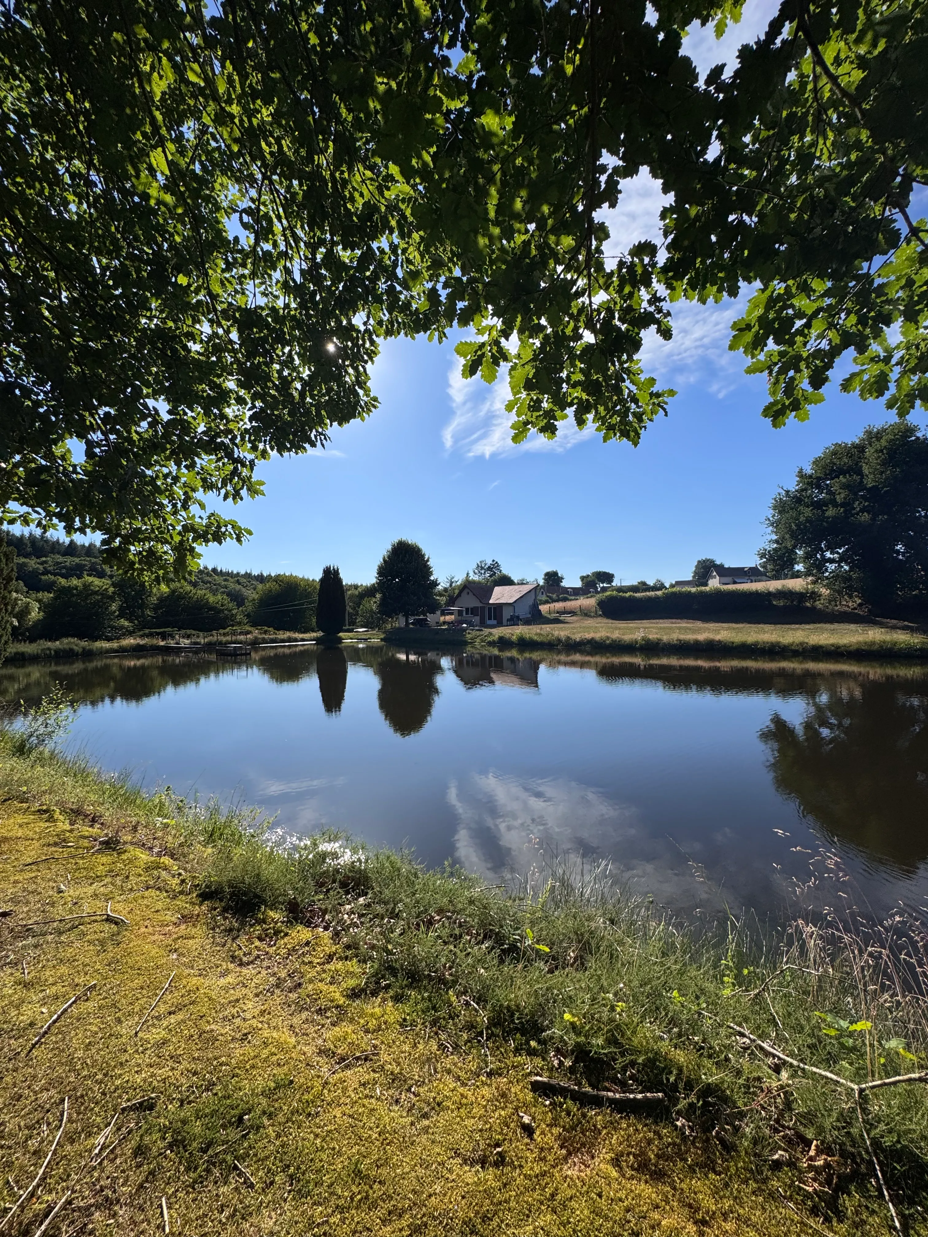 Maison tout équipée avec étang privé en Auvergne-Rhône-Alpes