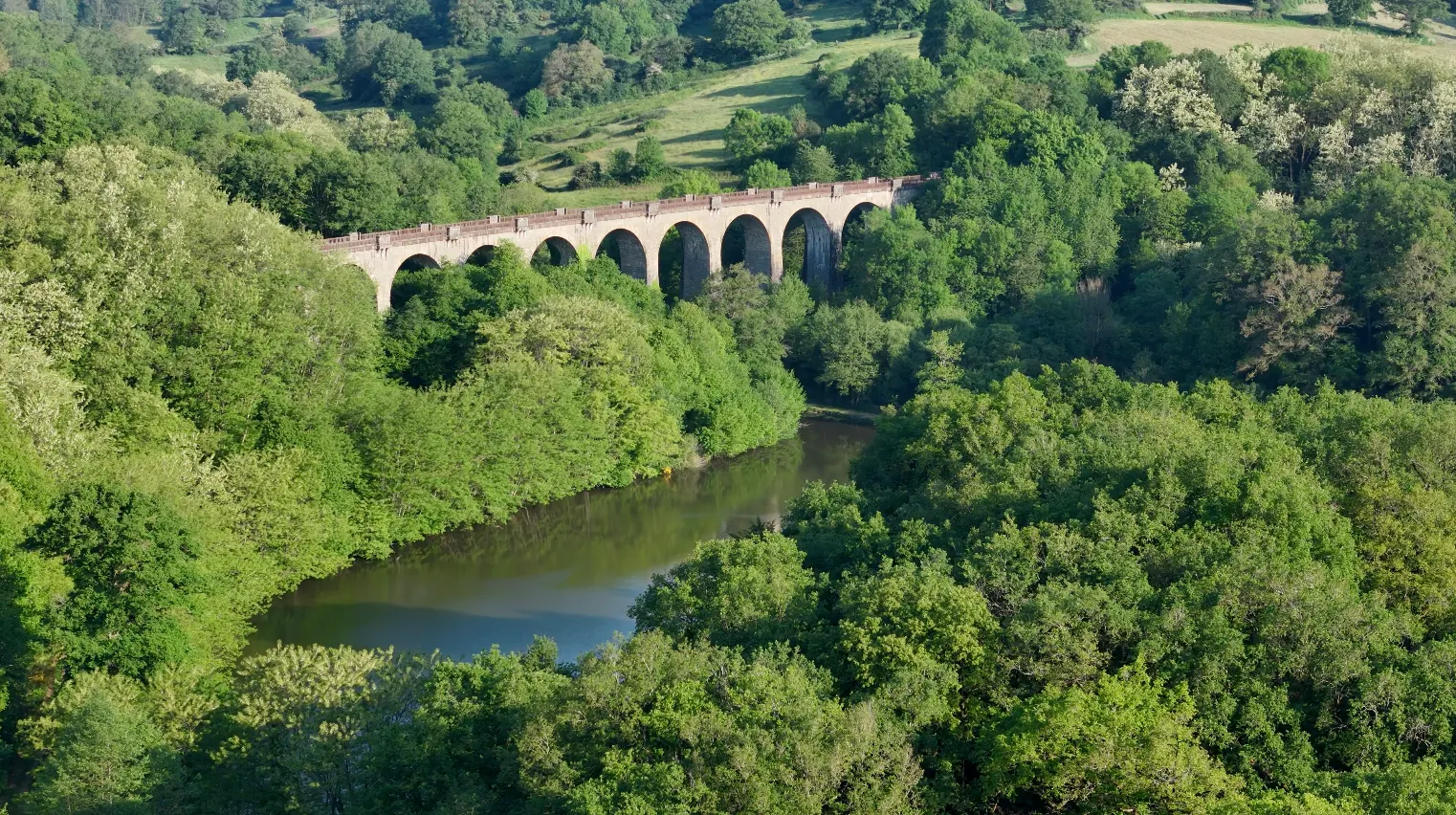 Etang for rent 3.71 ac with a fishing cabin