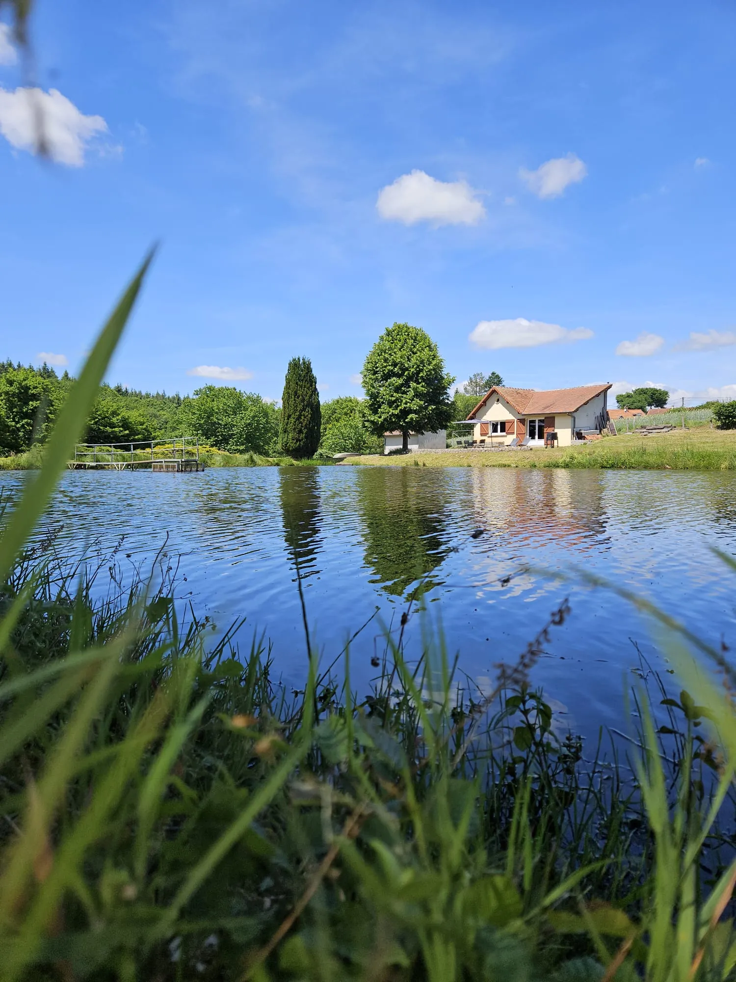 Maison tout équipée avec étang privé en Auvergne-Rhône-Alpes