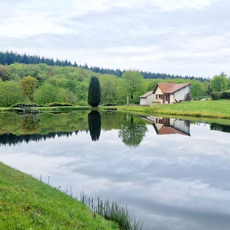 Maison tout équipée avec étang privé en Auvergne-Rhône-Alpes