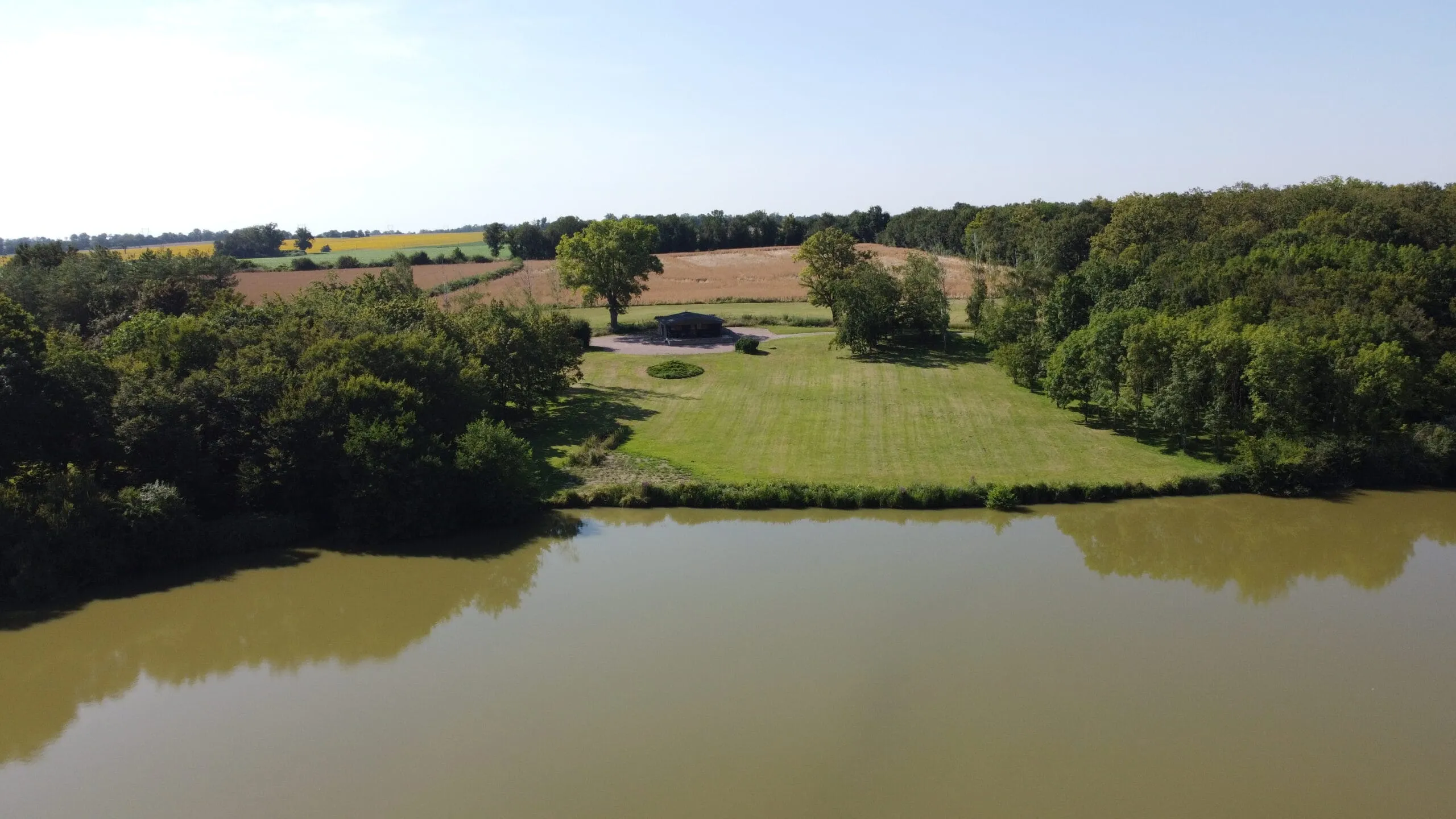 Etang de 3.5 Ha avec chalet 6 couchages dans une propriété de 10 Ha