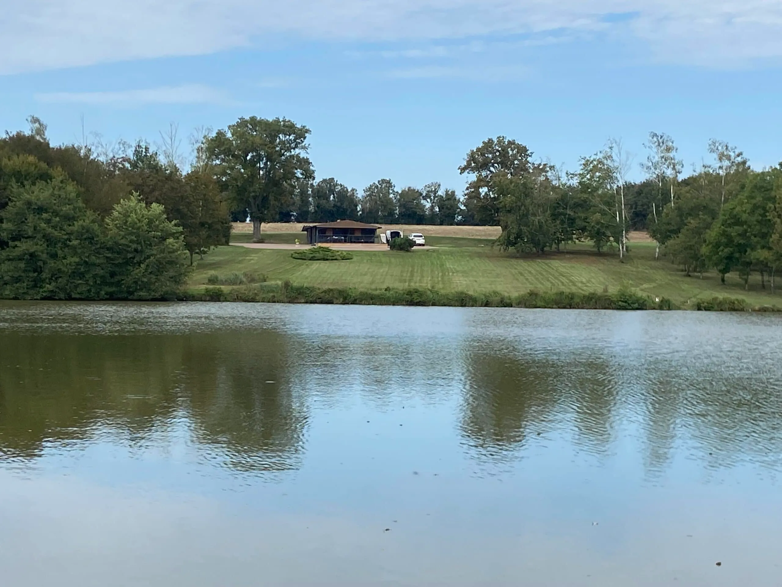 Etang de 3.5 Ha avec chalet 6 couchages dans une propriété de 10 Ha