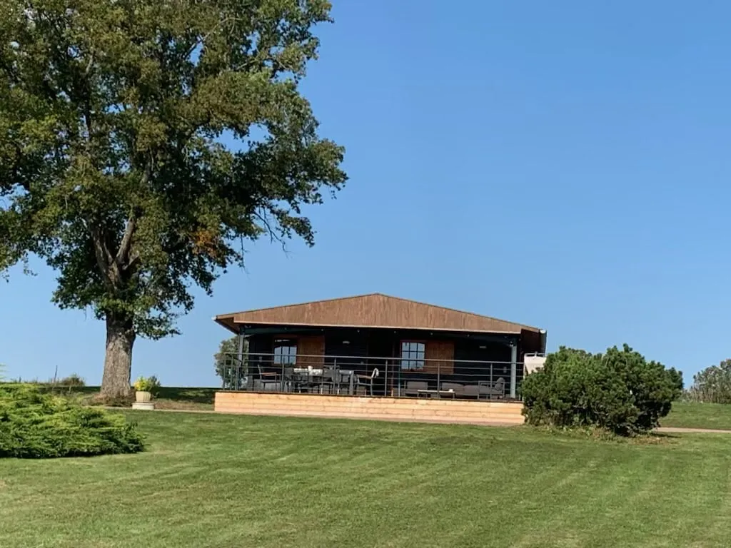 Etang de 3.5 Ha avec chalet 6 couchages dans une propriété de 10 Ha
