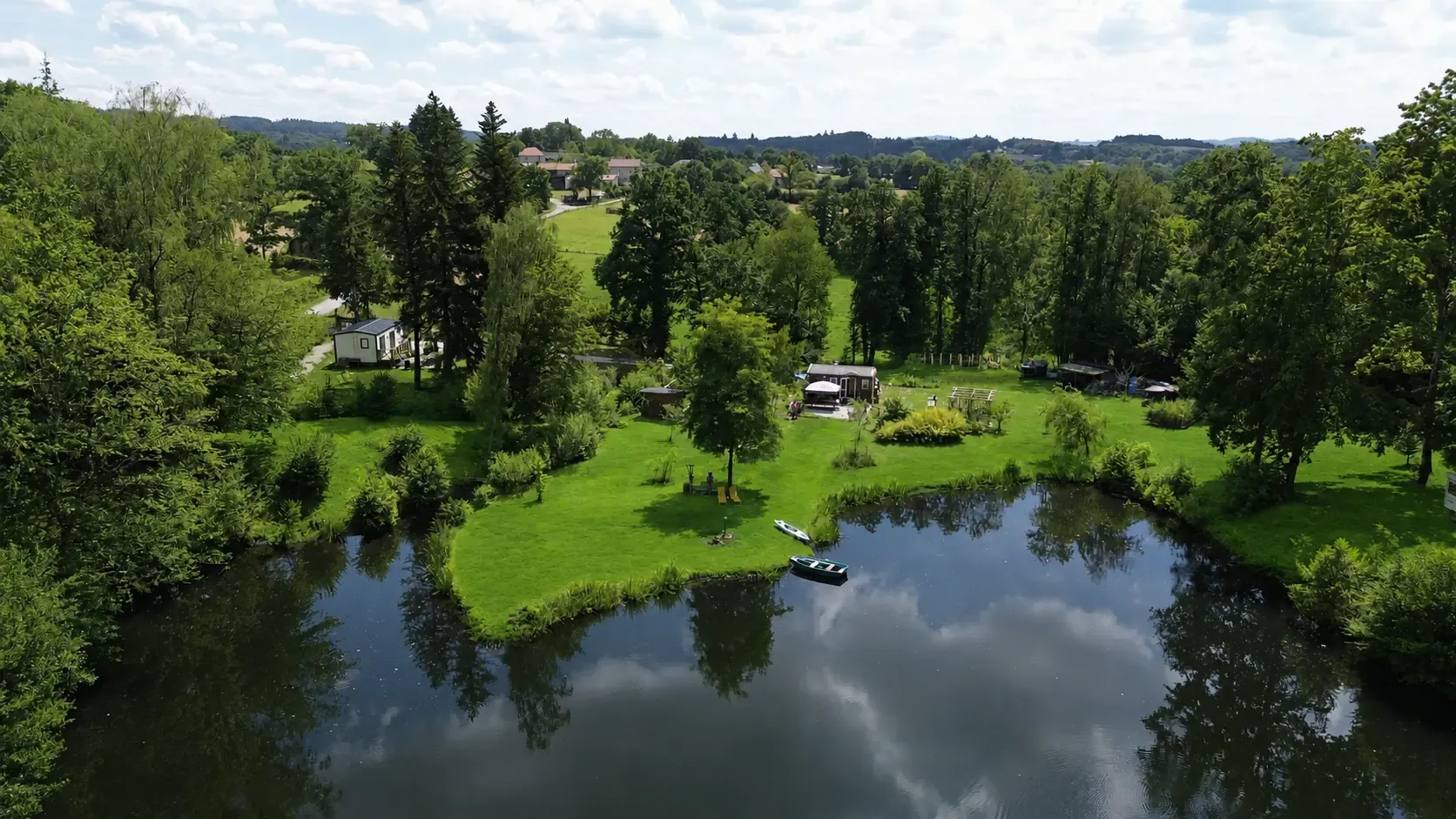 Gîte et lac ancienne mine de charbon dans la Creuse – réservoir de pêche à la mouche