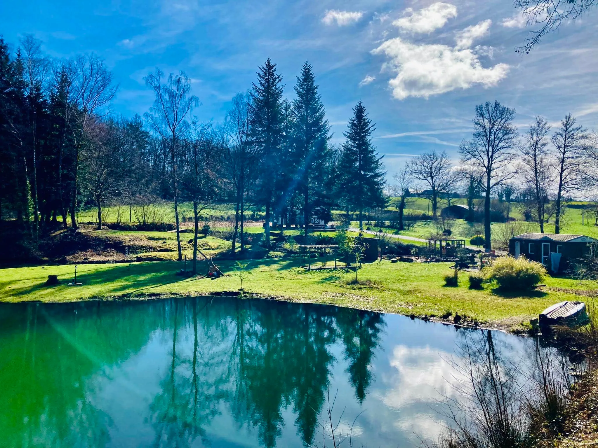 Gîte avec un lac dans la Creuse – réservoir de truites trophées
