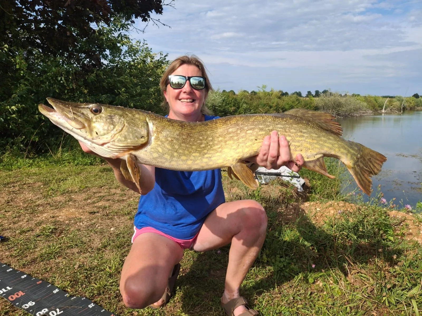 Étang sauvage de 2,7 ha avec maison tout équipée – Spot idéal pour les amateurs de carnassiers en fl