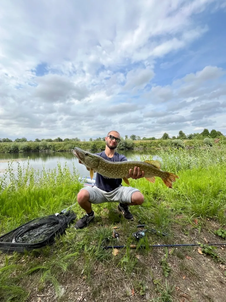 Étang sauvage de 2,7 ha avec maison tout équipée – Spot idéal pour les amateurs de carnassiers en fl