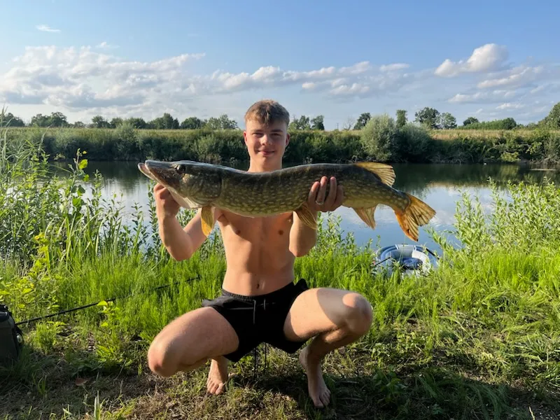 Étang sauvage de 2,7 ha avec maison tout équipée – Spot idéal pour les amateurs de carnassiers en fl