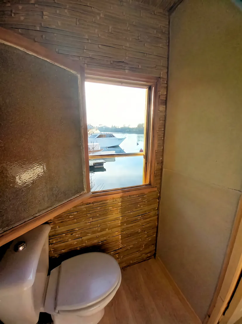 Cabane on the water, by the Tarn